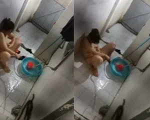 Quáy lén chị gái phòng bên lấy vòi xịt tự sướng